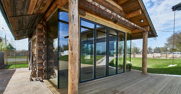 Раздвижная стеклянная стена на веранде